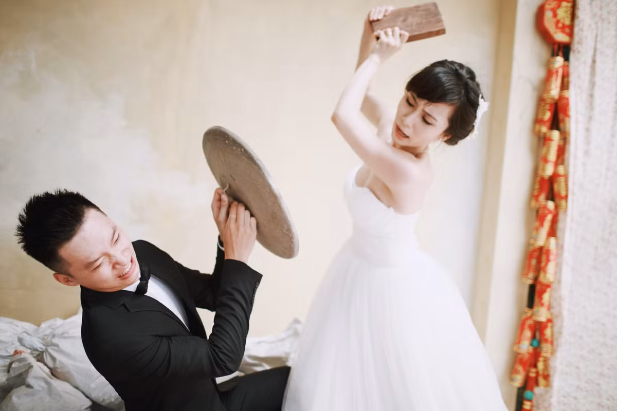 Nét đặc sắc của bộ ảnh cưới thú vị này nằm ở chính sự tự nhiên, dễ thương của cô dâu chú rể.