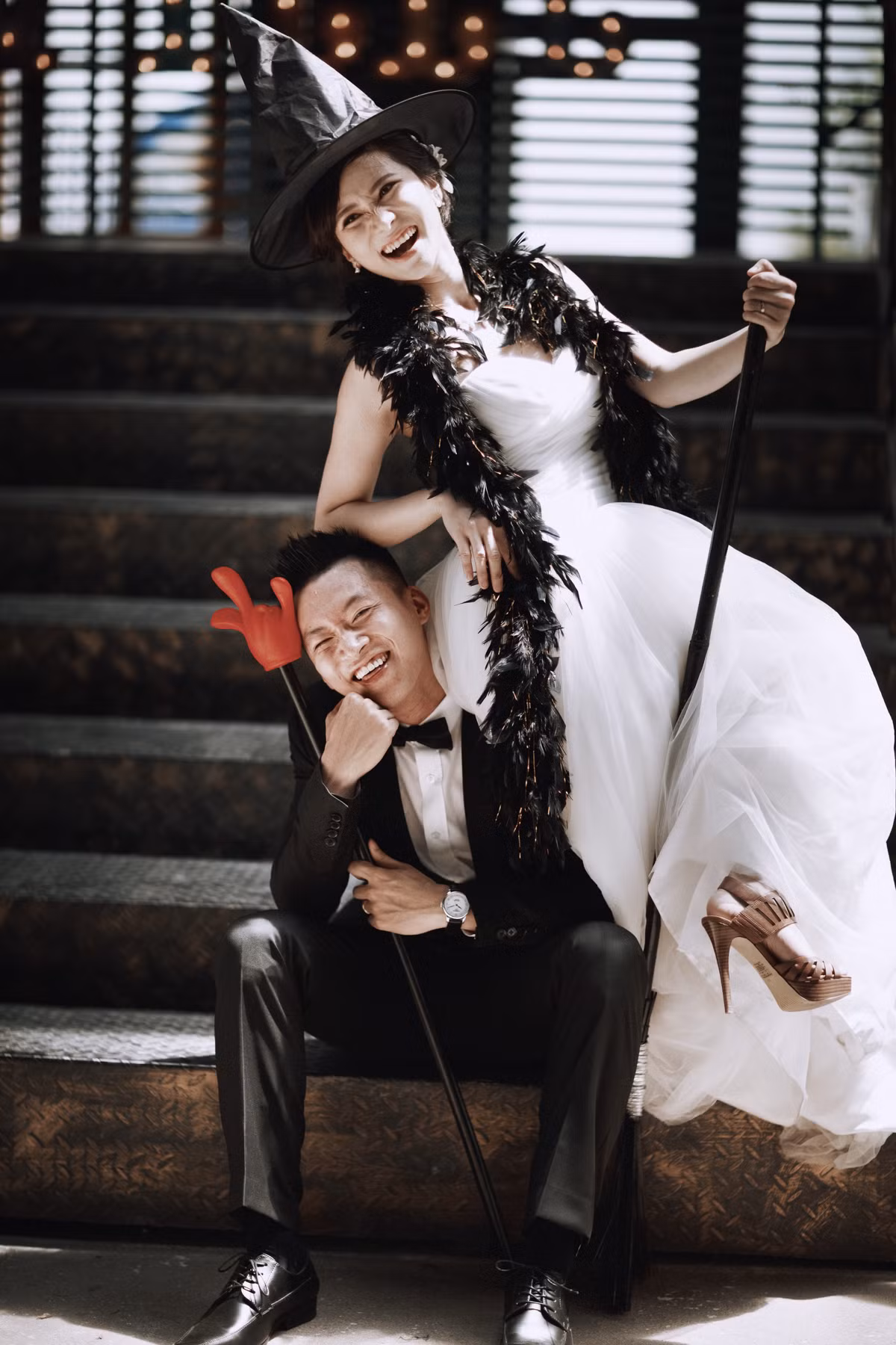 Được thực hiện tại một phim trường thuộc Đông Anh (Hà Nội) trong thời gian 1 ngày, Thanh Tùng – Kiểu Trang đã có thêm nhiều khoảnh khắc đẹp để làm đầy thêm kho kỷ niệm tình yêu của mình với những góc ảnh siêu hài hước.