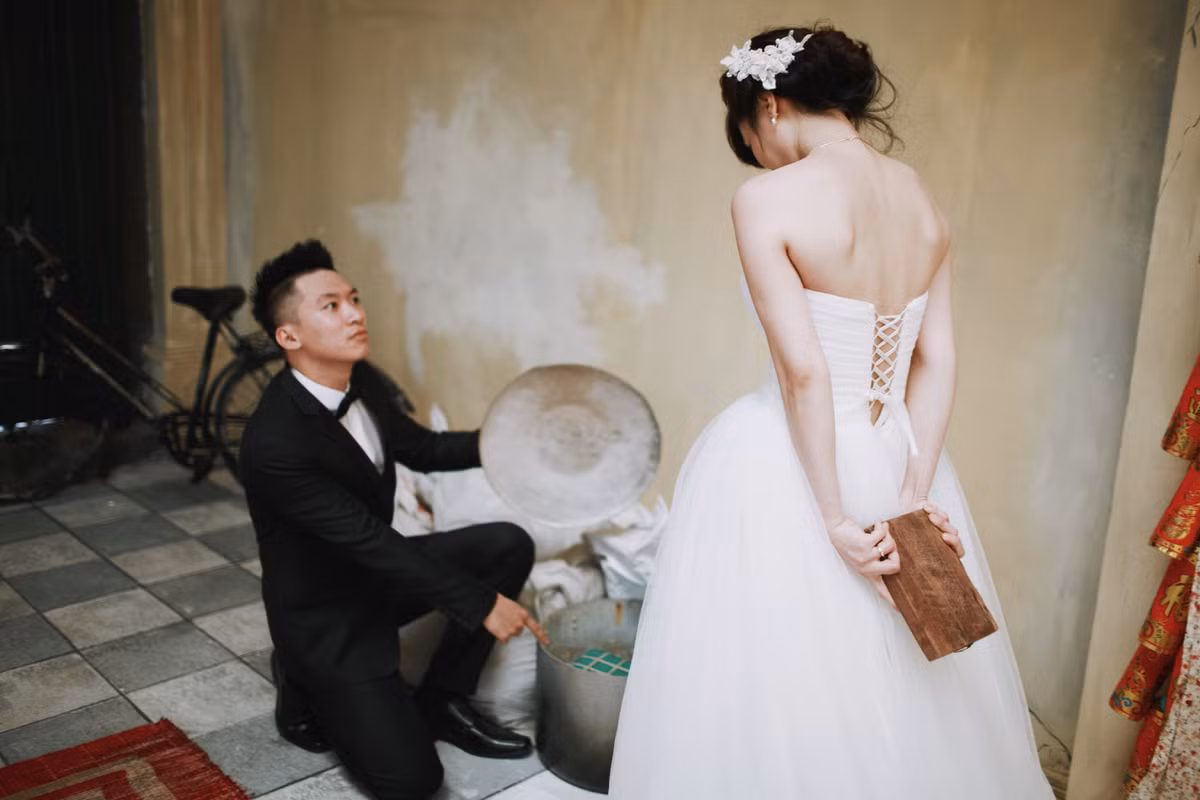 Nhiếp ảnh gia Hải Lê Cao – tác giả của bộ ảnh độc đáo trên cho biết mặc dù không có vẻ đẹp rực rỡ của thiên nhiên làm điểm nhấn nhưng ảnh cưới của Tùng – Trang vẫn đủ sức thu hút ánh nhìn của mọi người.