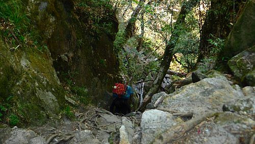 Địa hình đường qua Sín Chải được đánh giá là quá phức tạp. Các lối đi hầu hết là đường mòn, chỉ có người dân đi hái thảo quả thông thuộc. Hành trình lên đỉnh phải cắt qua nhiều con suối. Khi lên đến độ cao 2300 - 2800m, người đi đường phải sử dụng dây thừng để leo bám theo mép nhiều con vực cao hàng trăm mét, xảy chân là hoàn toàn có thể mất mạng.