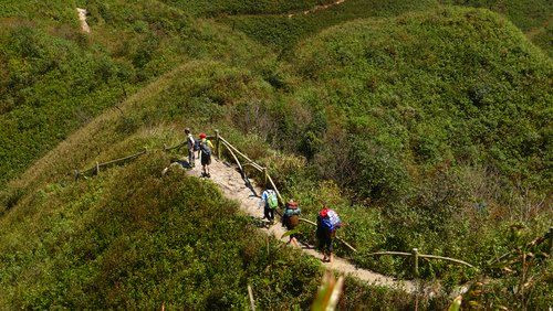 Do đặc thù về địa hình cùng với việc cây rừng mọc um tùm, chằng chịt, nếu như không có người bản địa dẫn đường, các phượt thủ lần đầu trải nghiệm cung đường này hoàn toàn có thể bị lạc và lâm nguy. \