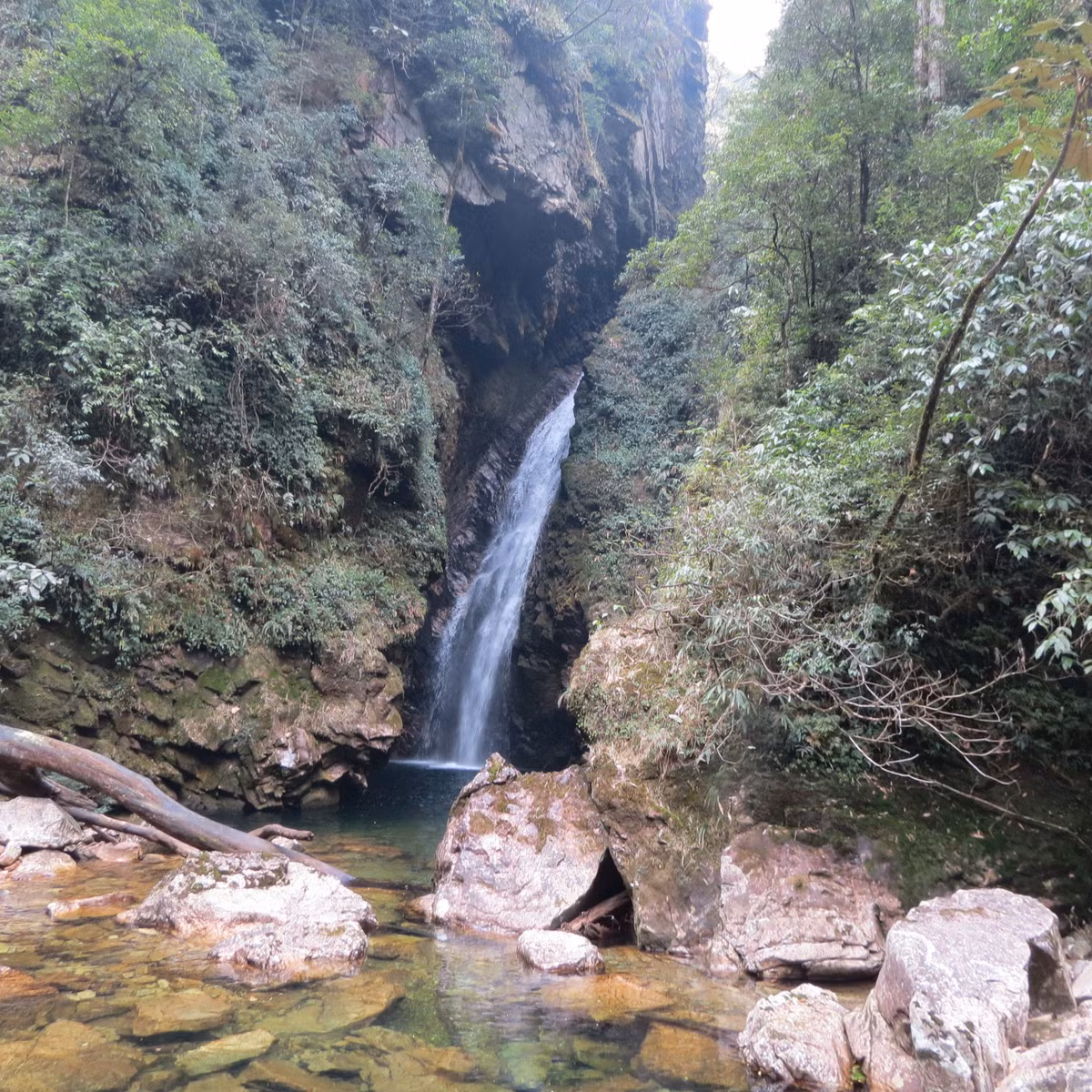 Vào mùa mưa, đoạn đường này càng trở nên khó leo qua hơn bởi nước suối, thác ở đây dâng cao rất dữ dội. Chính vì những điểm này mà cung đường này trở nên rất nổi tiếng về mức độ nguy hiểm, những người dám lựa chọn leo qua đây cũng được đánh giá là thực sự liều lĩnh, mạo hiểm.