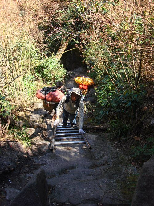 Theo Nguoidulich.info, đoạn từ điểm cao 2800m đến 2900m chủ yếu di chuyển qua khu rừng trúc, địa hình dốc lên liên tục, nhiều đoạn phải dùng tới thang sắt để vượt qua.