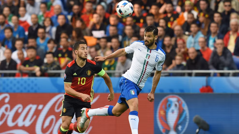 Với lợi thế dẫn bàn, ĐT Italia chơi chú trọng vào khâu phòng ngự hơn và đây giống như một "đặc sản" của bóng đá Italia mà các cầu thủ đã làm cực tốt. Mọi đường tấn công, lên bóng của ĐT Bỉ đều bị bẻ gãy từ xa. Trong một tình huống hiếm hoi ở phút 53, De Bruyne giải phóng Lukaku thoát xuống đối mặt Buffon và thực hiện cú bấm bóng về phía góc xa, nhưng bóng đi vọt xà.