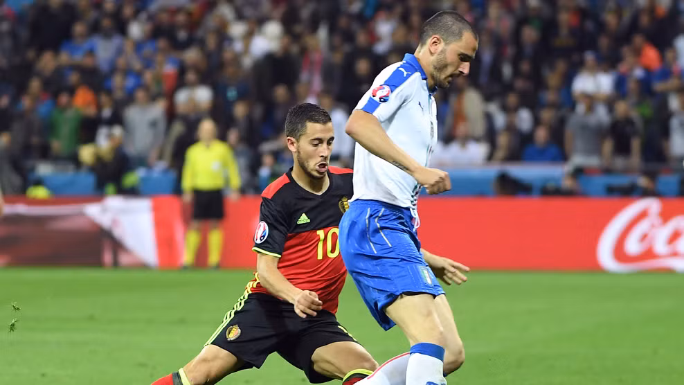 Cuộc đối đầu giữa ĐT Italia và Bỉ được đánh giá là trận cầu tâm điểm trong lượt trận đầu tiên Euro 2016. Về tương quan lực lượng, trước trận đấu dường như ưu thế thuộc về ĐT Bỉ nhiều hơn nhờ đội hình sở hữu nhiều ngôi sao đang lên trải đều ở các tuyến và đặc biệt là một hàng công rất mạnh với những cái tên như: Lukaku, Kevin de Bruyne, Eden Harzard... Trong khi đó, ngoài Buffon còn là "cầu thủ đáng xem nhất" thì ĐT Italia của Conte tham dự Euro 2016 không có một ngôi sao thực thụ nào trong đội hình của mình.