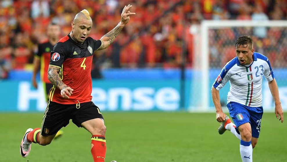 Ngay sau đó Italia có pha đáp trả bằng một cú đánh đầu nguy hiểm của Pelle khiến thủ môn Courtois phải vất vả cản phá. Lúc này hai đội bắt đầu có những sự điều chỉnh nhân sự, HLV Conte rút Darmian thay vào Di Sciglio để tăng sức bền bên cánh phải, trong khi đó bên phía Bỉ, Dries Mertens vào thay Nainggolan nhằm tăng sức mạnh tấn công bên hai hành lang cánh. Những phút sau đó hai đội thi đấu rất quyết liệt, cởi mở, liên tục những pha phối hợp được thực hiện nhưng khâu dứt điểm vẫn không được các tiền đạo hoàn thành tốt.