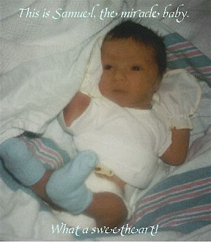 Thời điểm Samuel Armas mới được 21 tuần tuổi, cậu đã được các bác sĩ Bệnh viện Đại học Vanderbilt ở Nashville, Mỹ chẩn đoán mắc dị tật nứt cột sống do không phát triển đầy đủ dây thần kinh từ phôi thai. Bố mẹ của Samuel và các bác sĩ sau đó đã quyết định thống nhất phương án phẫu thuật cho cậu ở ngay bên trong tử cung của mẹ.