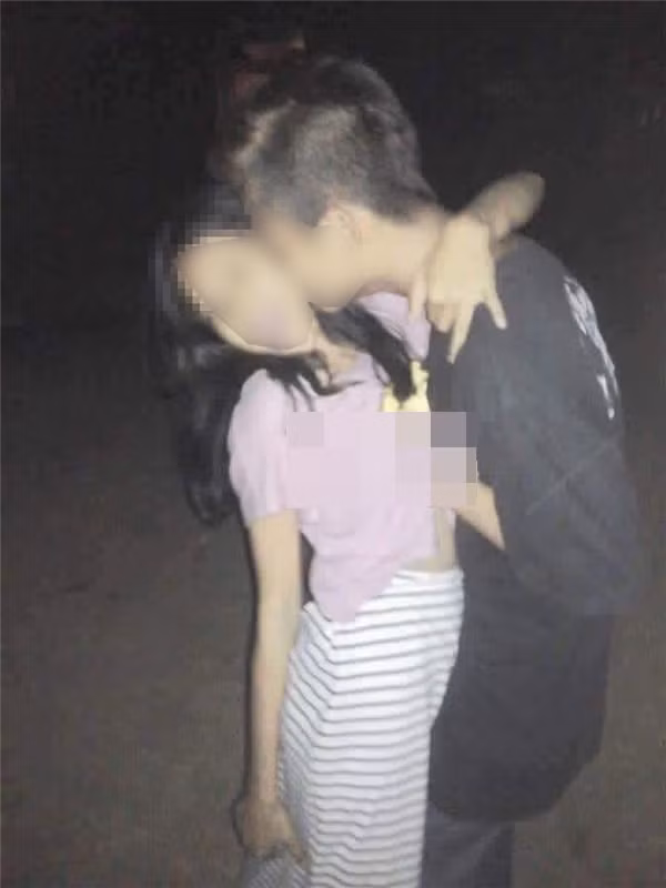 Bang hoang thieu nu than nhien cho 5 ban trai “sam so“