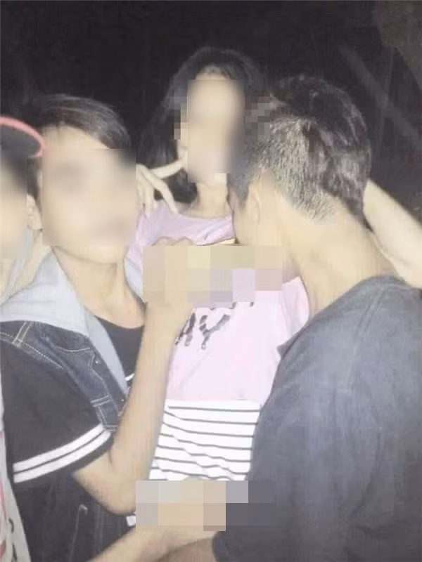 Số đông cư dân mạng dự đoán đây là loạt ảnh được chụp ở một vùng quê, nông thôn xa xôi hoặc miền núi... nơi mà các em nhỏ, học sinh không được chỉ dạy, giáo dục về giới tính nên coi thường những điểm khác biệt giữa nam và nữ, dẫn đến những hành động động chạm vào "vùng kín" cơ thể của nhau mà không hề biết về tính chất nhạy cảm của chúng.