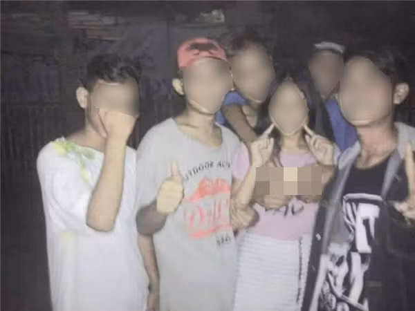 Cô gái trẻ mặc áo phông màu hồng, quần dài giống quần ngủ và lần lượt để cho 5 bạn trai động chạm vào vùng nhạy cảm trên cơ thể của mình để chụp ảnh. Cô gái dường như không cảm thấy ngượng ngùng, ngược lại còn rất thoải mái, thích thú khi các bạn trai "đùa vui" với mình. Những hành động và phản ứng kỳ quặc trên khiến cư dân mạng, người xem ảnh không khỏi rùng mình, bàng hoàng về sự buông thả của một bộ phận giới trẻ hiện nay.