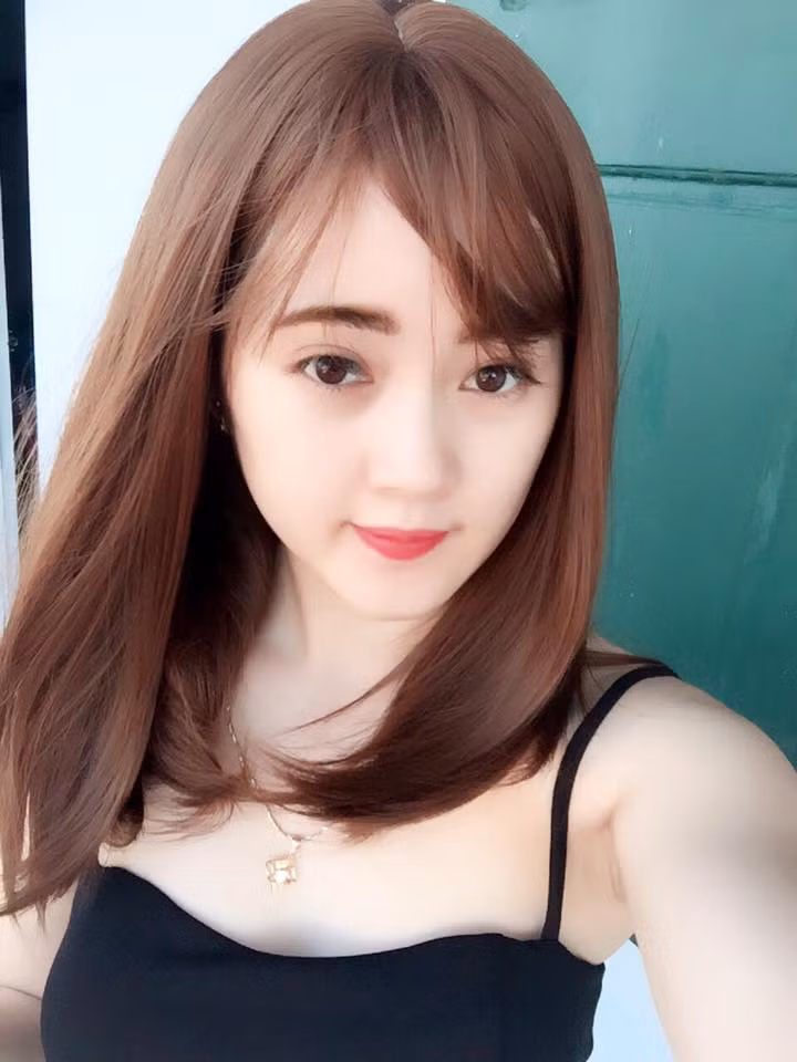 Tuy nhiên, khi được đề nghị chia sẻ nhiều hơn về cuộc sống hiện tại, Lan Trinh đã nhanh chóng từ chối. Cô bạn 9X này không muốn bản thân vướng vào những rắc rối không cần thiết sau khi được nhiều người biết đến trên mạng ảo.