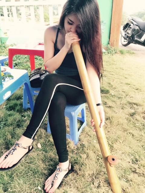 Tuy nhiên, theo tiết lộ của cô nàng 9X xinh đẹp thì bán trà đá không phải là công việc chính, đem lại nguồn thu nhập lớn cho bản thân cô. Lan Trinh từng theo học trường Cao đẳng kinh tế tài chính Thái Nguyên và hiện chỉ mở quán trà đá bán cho vui và vì cảm thấy mình khá có duyên bán hàng.