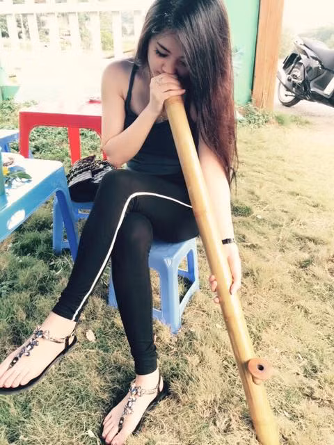 Tuy nhiên, theo tiết lộ của cô nàng 9X xinh đẹp thì bán trà đá không phải là công việc chính, đem lại nguồn thu nhập lớn cho bản thân cô. Lan Trinh từng theo học trường Cao đẳng kinh tế tài chính Thái Nguyên và hiện chỉ mở quán trà đá bán cho vui và vì cảm thấy mình khá có duyên bán hàng.