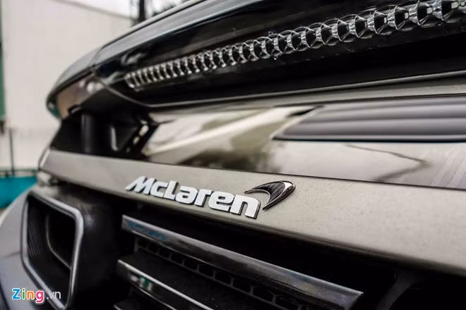 Logo McLaren cũng được phủ carbon.