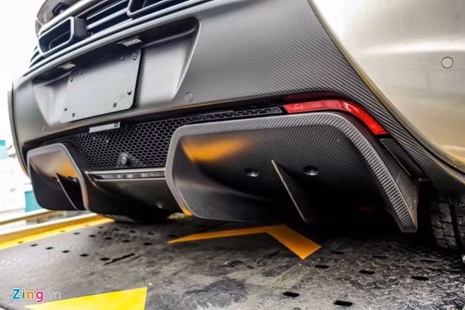 Cản sau được làm lại bằng sợi carbon hoàn toàn giúp trọng lượng giảm vài kg. Những khe khuếch tán cũng lớn hơn nhằm phân tán luồng khí quẩn phía đuôi xe khi chạy nhanh.