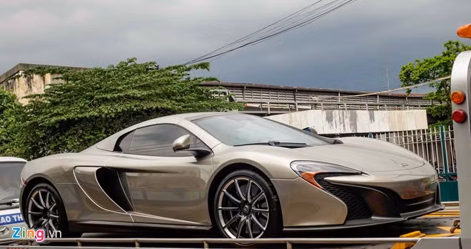  Siêu xe McLaren 650S Spider thứ 5 vừa xuất hiện tại Việt Nam. Tuy nhiên khác với những chiếc trước đây, chiếc xe màu xám này thuộc phiên bản đặc biệt MSO (McLaren Special Operations).