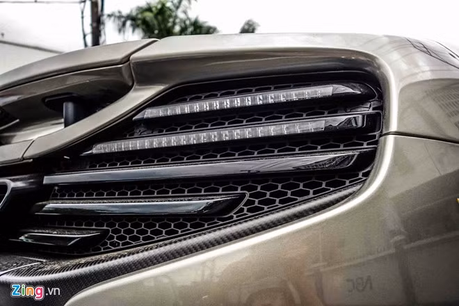 Hai dải đèn hậu LED khá mỏng, khác biệt so với những siêu xe truyền thống.