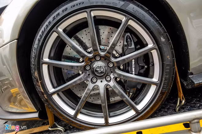 Đáng chú ý nhất là bộ vành hợp kim nhẹ hơn 4kg so với vành tiêu chuẩn nhờ sử dụng các bu-lông gắn bánh xe bằng titanium.