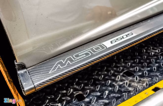 Có thể thấy carbon được bao phủ khắp nơi. Hai bên bệ cửa được in chữ MSO bên cạnh tên xe 650S.