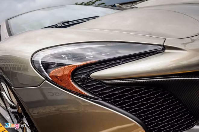 Hệ thống đèn pha hình lưỡi liềm phía trước tương tự trên siêu xe McLaren P1. Lưới tản nhiệt màu đen và khe hút gió được bọc carbon.