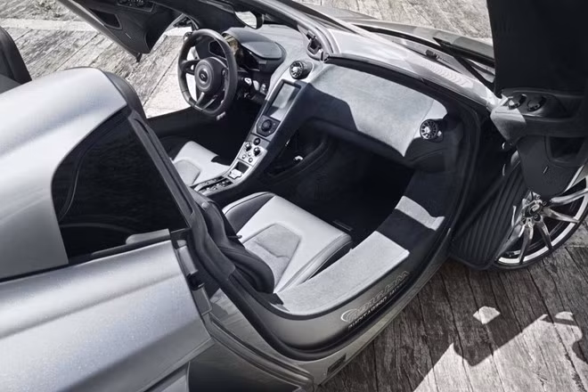 Một điểm khác biệt nữa trên phiên bản giới hạn là nội thất bọc da Alcantara màu đen, carbon bao phủ bề mặt và số thứ tự được khắc theo từng chiếc.