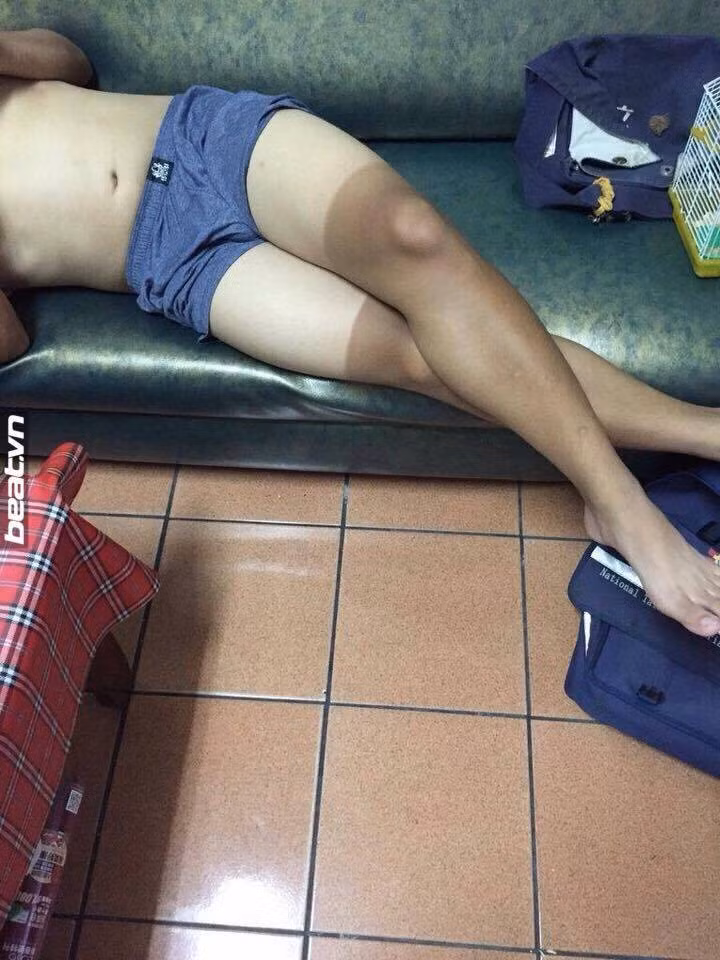 Hà Nội và nhiều tỉnh thành miền Bắc vừa trải qua những chuỗi ngày nắng nóng cao điểm trước khi đón những "cơn mưa vàng" giúp giải nhiệt trong đêm 15/6. Trước đó, trong suốt khoảng một tuần vừa qua, nền nhiệt độ cao cùng cái nắng gay gắt xuất hiện từ sáng sớm, kéo dài cả ngày đã khiến cuộc sống của người dân bị ảnh hưởng nghiêm trọng. Các bạn trẻ, dân mạng cũng không ngừng lên mạng kêu ca, than thở về nắng nóng và khoe những bức ảnh chụp làn da cháy đen để chứng minh sự "khủng khiếp" của thời tiết những ngày này.