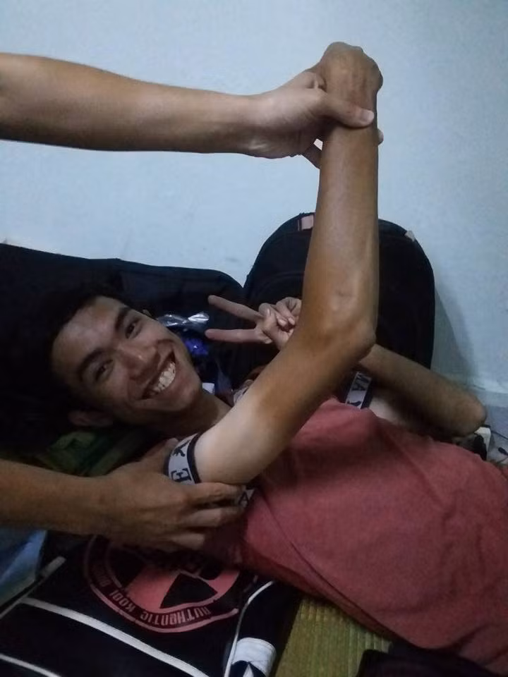 Còn những người buộc phải lao động ngoài trời hoặc thường xuyên di chuyển trên đường bằng xe máy... tốt nhất nên mặc quần áo chống nắng kín mít từ đầu đến chân nếu như không muốn nhận hậu quả là làn da cháy đen, xấu xí, mất rất nhiều thời gian để phục hồi.