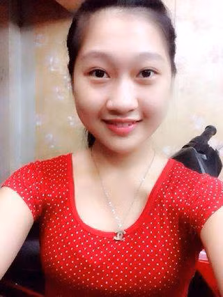 Dù chưa được kiểm chứng nhưng cư dân mạng hiện vẫn đang liên tục truyền tai nhau về những câu chuyện xung quanh cuộc sống, gia cảnh khó khăn của cô gái bán kẹo Bảo Ngọc. Theo đó, Ngọc là con gái trong một gia đình đông anh em nhưng không may bố cô mắc bệnh hiểm nghèo, Ngọc phải bỏ học từ lâu, bươn trải để kiếm tiền chạy chữa cho bố, giúp đỡ gia đình.