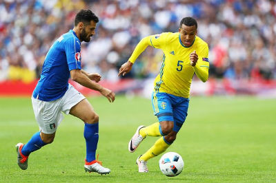 Hiệp một trận đấu không có nhiều tình huống tấn công sắc nét nhưng không hề tẻ nhạt khi cả hai đội chơi rất thông minh và kín kẽ. Phía Thụy Điển, bóng vẫn liên tục được nhồi cho Ibrahimovic nhưng hàng phòng ngự của Italia với sự chỉ huy của Chiellini và đẳng cấp của Bonucci vẫn hoàn thành tốt nhiệm vụ của mình, khiến đội bạn không thể gây sóng gió cho khung thành Buffon.