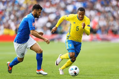 Hiệp một trận đấu không có nhiều tình huống tấn công sắc nét nhưng không hề tẻ nhạt khi cả hai đội chơi rất thông minh và kín kẽ. Phía Thụy Điển, bóng vẫn liên tục được nhồi cho Ibrahimovic nhưng hàng phòng ngự của Italia với sự chỉ huy của Chiellini và đẳng cấp của Bonucci vẫn hoàn thành tốt nhiệm vụ của mình, khiến đội bạn không thể gây sóng gió cho khung thành Buffon.