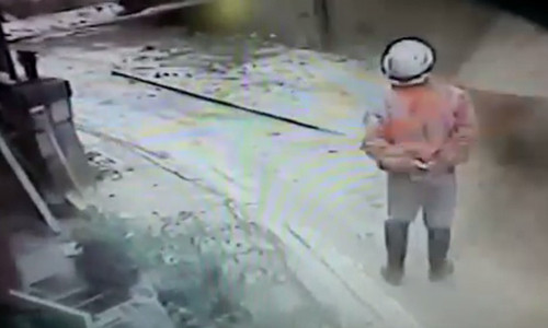 Nguoi dan ong may man cua nam thoat chet trong gang tac