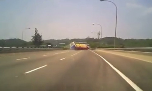 Xe khach danh vong tren duong va cai ket dang long