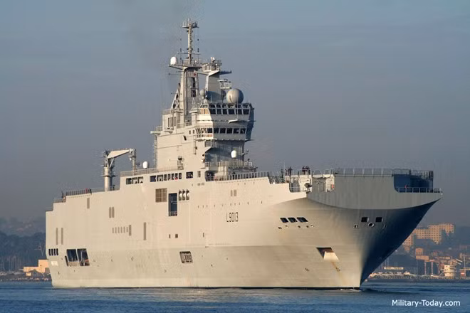 Tàu đổ bộ trực thăng lớp Mistral là vũ khí mang tầm chiến lược trong các cuộc đổ bộ. Nó có thể chở theo 59 xe thiết giáp trong đó có 13 xe tăng chiến đấu chủ lực, 450 binh lính và 2 tàu đổ bộ khí đệm. Boong tàu đủ rộng cho 6 trực thăng hoạt động cùng lúc, nhà chứa máy bay có thể mang theo 16 đến 35 chiếc tùy chủng loại. Ảnh: Military-today
