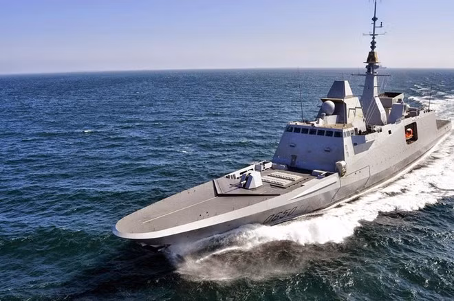 Tàu khu trục đa chức năng lớp FREMM do tập đoàn DCNS sản xuất. Theo Nava-technology, chiến hạm này có thể thực hiện một loạt các nhiệm vụ khác nhau từ phòng không, chống tên lửa đạn đạo, tác chiến chống hạm và tấn công mặt đất. Vũ khí chính gồm: 1 pháo hạm 76 mm, 16 ống phóng thẳng đứng (VLS) sử dụng tên lửa Aster-15, 16 VLS A70 dùng cho tên lửa hành trình tấn công mặt đất MDCN. Ảnh: Nava-technology