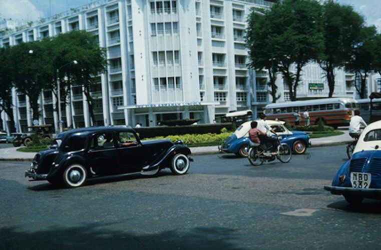 Góc ảnh khác về vòng xoay giao lộ Nguyễn Huệ - Lê Lợi. Ảnh: Anthony Larusso / Vietnam Center and Archive.