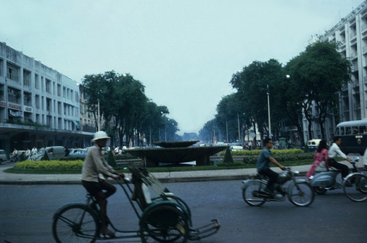 Vòng xoay đài phun nước ở giao lộ Nguyễn Huệ - Lê Lợi. Tòa nhà bên trái là Thương xá TAX. Ảnh: Anthony Larusso / Vietnam Center and Archive.