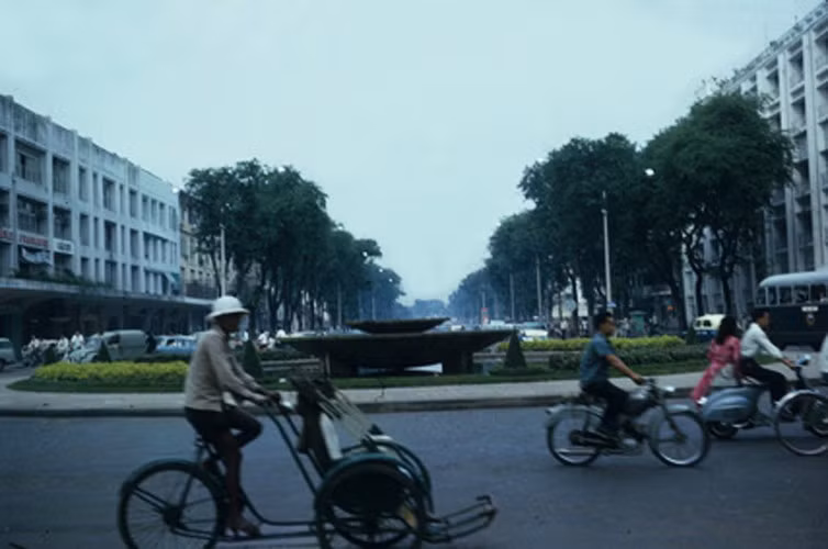 Vòng xoay đài phun nước ở giao lộ Nguyễn Huệ - Lê Lợi. Tòa nhà bên trái là Thương xá TAX. Ảnh: Anthony Larusso / Vietnam Center and Archive.