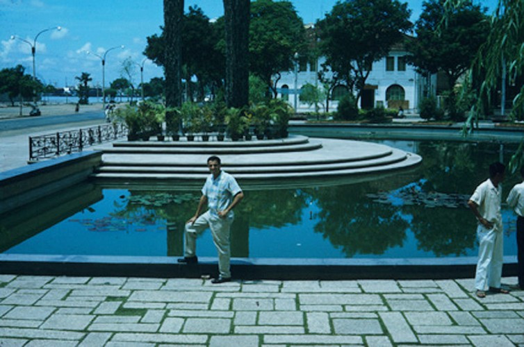 Công trường Mê Linh, đối diện bến Bạch Đằng. Ảnh: Anthony Larusso / Vietnam Center and Archive.