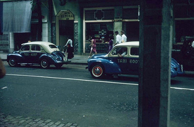 Xe taxi hai màu xanh - trắng đặc trưng của Sài Gòn xưa. Ảnh: Anthony Larusso / Vietnam Center and Archive.