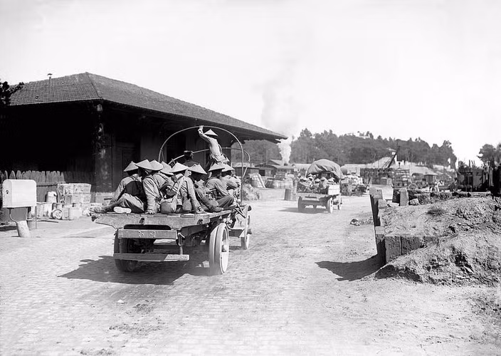 Một nhóm lính Việt di chuyển bằng xe cơ giới ở Saint-Raphaël. Ảnh: Public Domain.