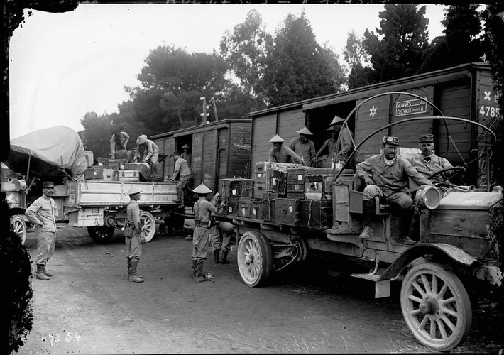 Binh sĩ Việt Nam tham gia bốc dỡ hàng hóa tại một nhà ga ở Pháp. Ảnh: Public Domain.