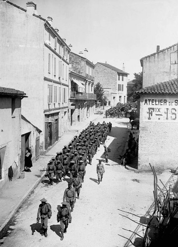 Đội quân người Việt hành quân qua một thị trấn ở xã Saint-Raphaël, nước Pháp năm 1916. Ảnh: Public Domain.