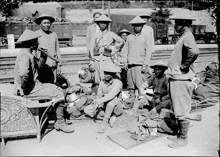 Những người lính tán gẫu khi nghỉ ngơi. Ảnh: Public Domain.