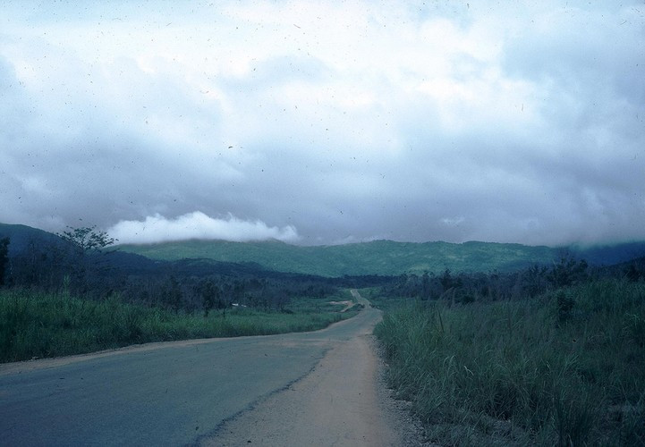 Dãy núi xanh ngắt hiện ra cuối con đường. Ảnh: Schneider / A70thvets.com.