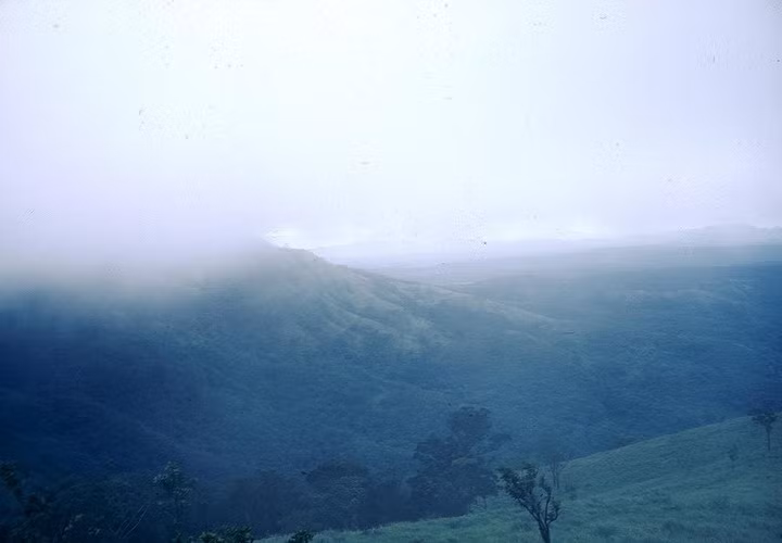 Khung cảnh hùng vĩ nhìn từ đỉnh đèo Mang Yang cuối thập niên 1960. Ảnh: Schneider / A70thvets.com.