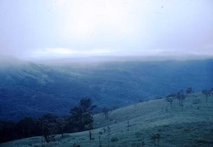 Khung cảnh hùng vĩ nhìn từ đỉnh đèo Mang Yang cuối thập niên 1960. Ảnh: Schneider / A70thvets.com.