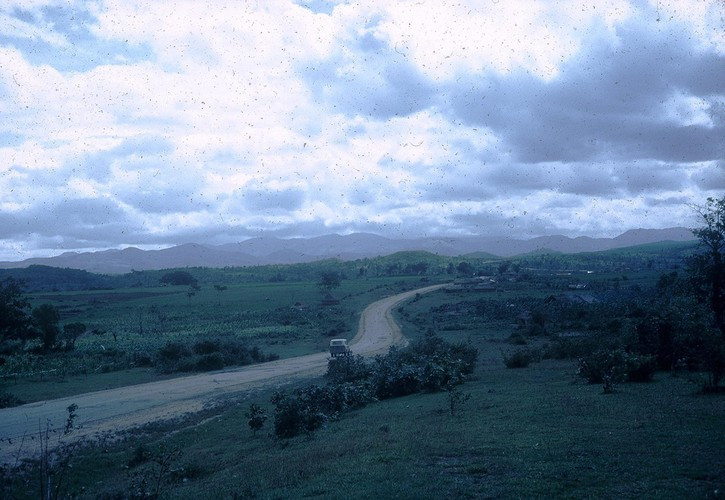 Con đường uốn lượn ở khu vực chân đèo. Ảnh: Schneider / A70thvets.com.