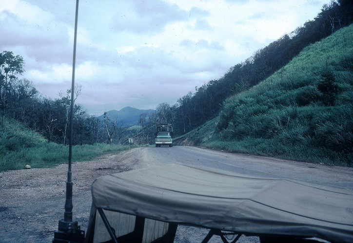 Xe cộ qua lại đèo Mang Yang. Ảnh: Schneider / A70thvets.com.