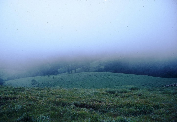 Khu nghĩa địa cũ của quân đội Pháp nằm trên một ngọn đồi bên cạnh đường đèo. Ảnh: Schneider / A70thvets.com.