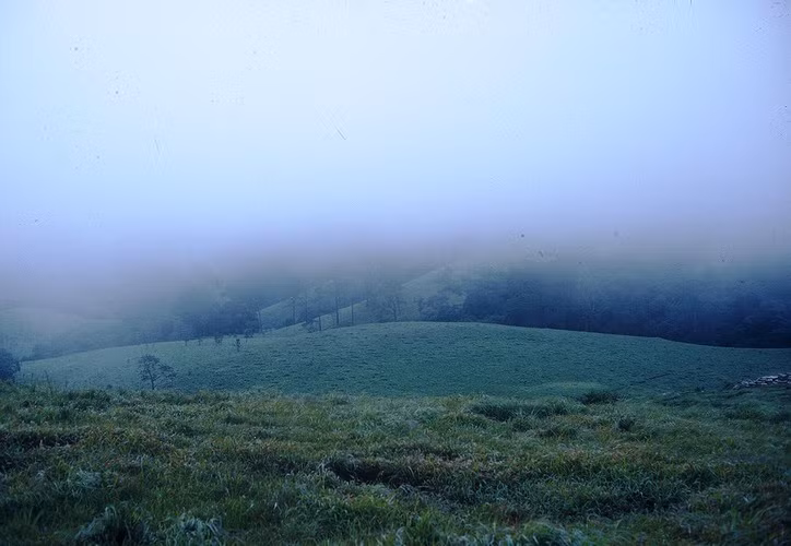 Khu nghĩa địa cũ của quân đội Pháp nằm trên một ngọn đồi bên cạnh đường đèo. Ảnh: Schneider / A70thvets.com.